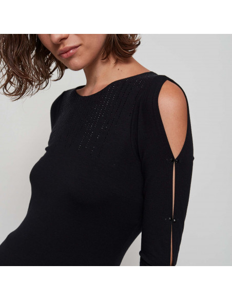 T-SHIRT C/BUCHI SULLE SPALLE