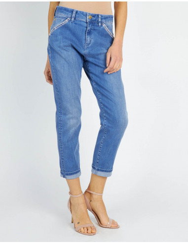 EMBROIDERED BOYFRIEND JEANS